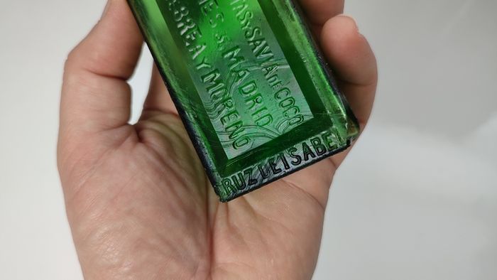 396 - Antique Aceite De Bellotas y Savia De Coco Green Glass Bottle