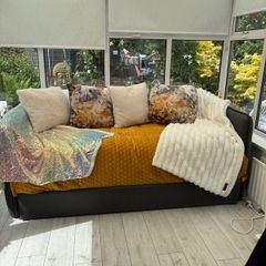 Day Bed with pull out bed underneath