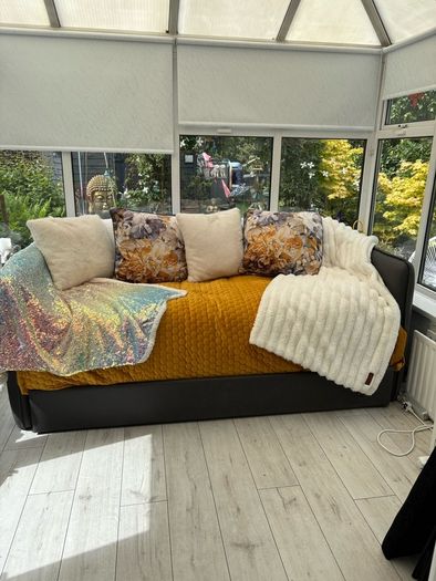 Day Bed with pull out bed underneath