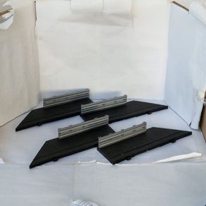 Scalextric 4x Lead In/Out Straight Borders (in Black) with Barriers ( L10873BR )