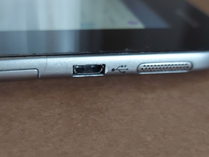 Toshiba 10.1inch Tablet, Model AT10-A, 16GB, great for internet, youtube, games, etc (Circular crack on screen)