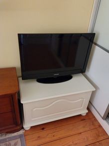 Samsung 32 inch TV with Remote. 2012 model. Smart Ready.