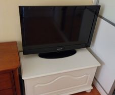 Samsung 32 inch TV with Remote. 2012 model. Smart Ready.