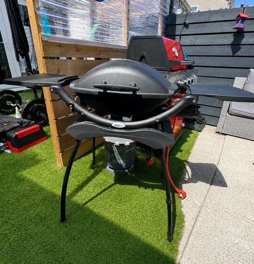 Weber Q2000 Gas BBQ & Stand