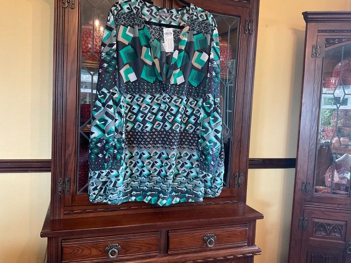SAMOON further reduced. new top in green with mixed colours . Long sleeved and open v neck front