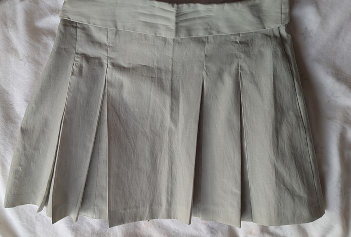 Pleated skirt size 4 BNWT