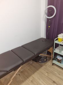 Foldable massage bed