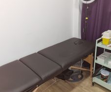 Foldable massage bed