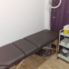 Foldable massage bed