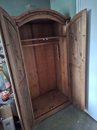 Large Mexican pine wardrobe