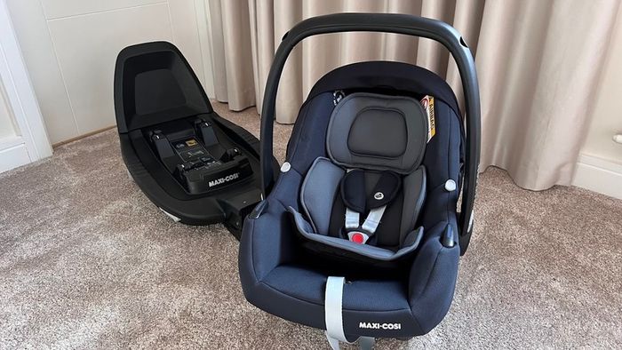 Like-New Maxi-Cosi TINCA Car Seat in Black & Grey & universal ISOFIX Maxi-Cosi FamilyFix2 for Preemie, Newborn, Baby, Toddler - 2 Piece Bundle