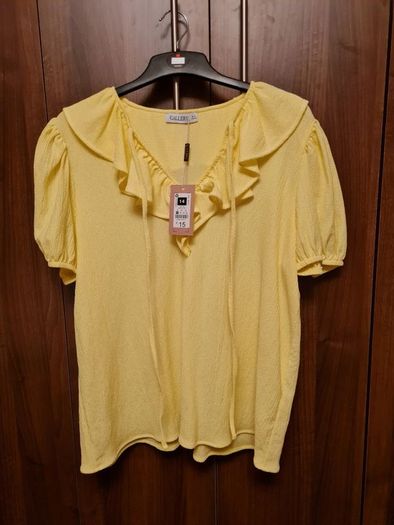 Ladies ruffle top.