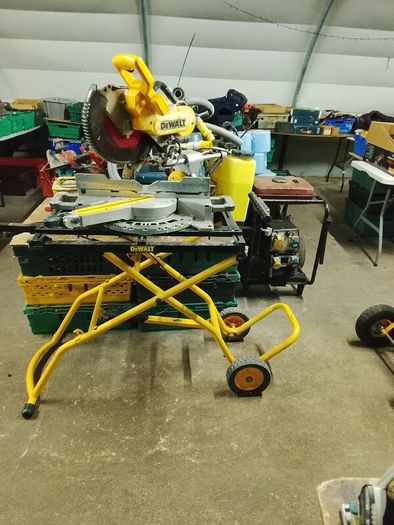 chopsaws. 2 dewalt, 1 Makita