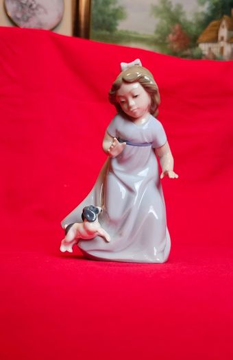 Girl with Puppy   NAO by Lladro 1987