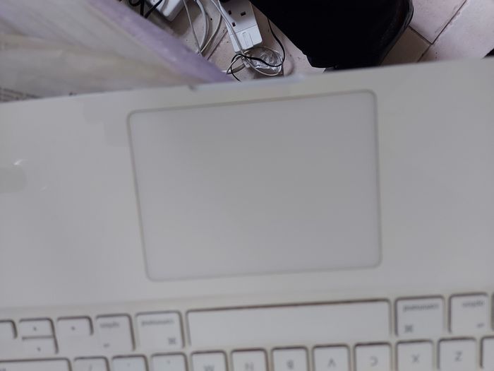 Vintage Apple MacBOOK, account password locked, in excellent cosmetic condition, excellent Battery