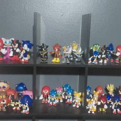 sonic the hedgehog figure's