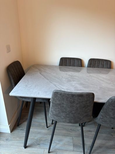 Dining Room Table & 6 Chairs
