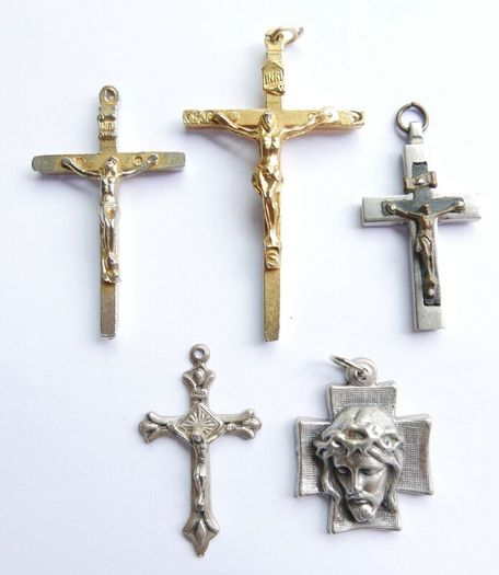 Collection of five religious crucifix and cross pendants