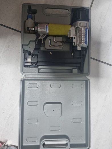 Air power staple gun