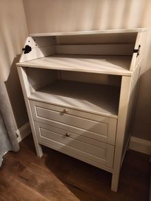 Changing table/chest of drawers