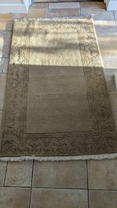 Beige patterned rug with fringe - good condition