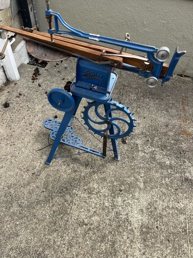 Vintage treadle fret saw. Needs blade