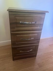 2 bedside lockers brand new