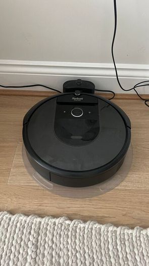 Roomba Combo - Vacuum & Mop (2023 - Excellent Condition)