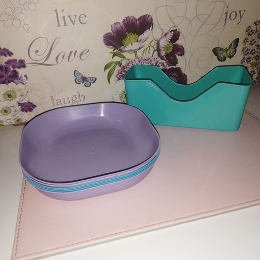 Set of plastic plates with storage holder