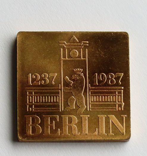 East Germany DDR 1987 Official State Mint commemorative souvenir medal 750 years Berlin