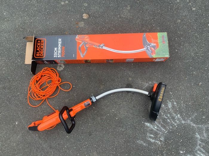 Black + decker 33cm 700w strimmer