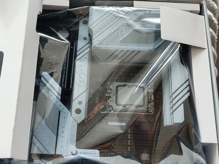 ROG Strix Z-790A gaming WiFi DDR5 (Ram not included)