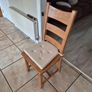 Round table and 4 chairs Image 3