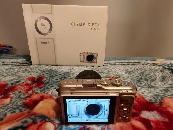 Olympus Pen E-PL9 + Lumix 25mm F1.7 lens Bundle