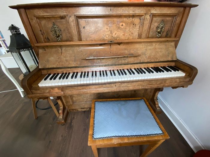 upright piano