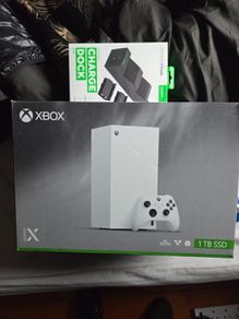 Xbox series x 1 tb and charging station