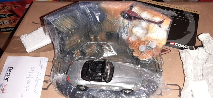 Corgi CC99105 James Bond 007 The World is not Enough BMW Z8 & Diorama, Ltd Ed