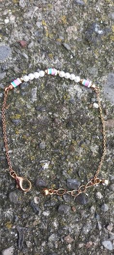 Vintage jewelry is sold individually for 5 to 10 euros