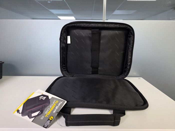 TARGUS Clamshell Laptop/Notebook Case 12.1"