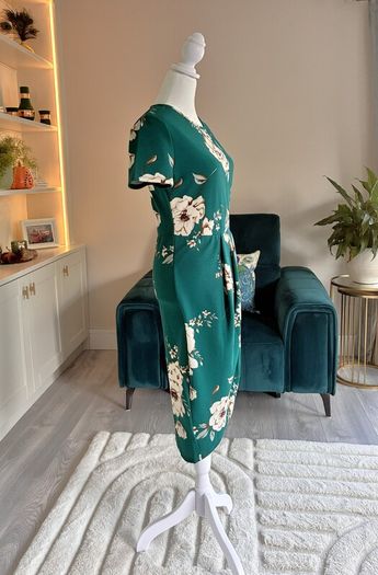 Brand-New Green Floral Dress with Short Sleeves Size Medium UK 10 / EU 38