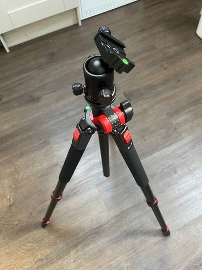 Professional Neewer N284+G0 Tripod & Metal Phone Mount | Like New