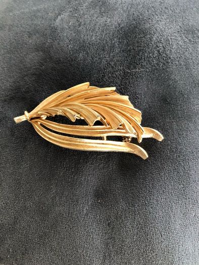 Lisner brooch