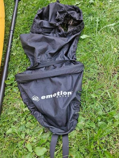 2x Single Kayaks (Sit-on + Sit-in) + 2 Paddles, Spraydeck, Buoyancy Bags, Pump & Universal 2-Kayak Roof Rack