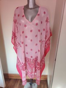 Pink kaftan one size fits all.Postage included