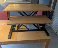 'Fully' standing desk