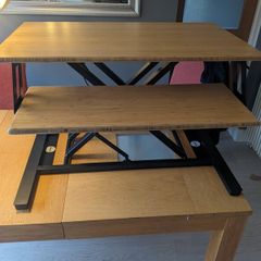 'Fully' standing desk