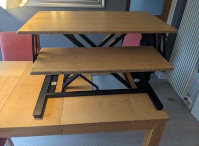 'Fully' standing desk