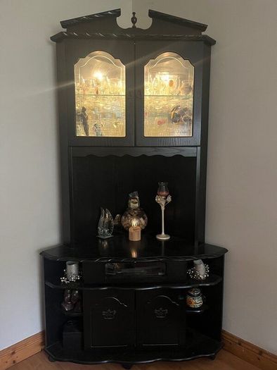 Black Corner Unit
