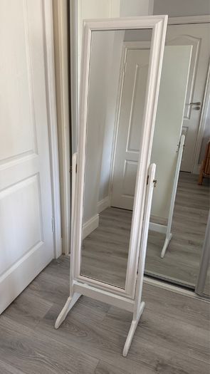 Free standing mirror