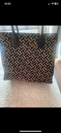 Tommy Hilfiger Handbag, Black and Cream (Advertised on Vinted; lmck41)